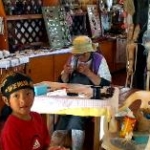 民芸品市場を見学する子供達