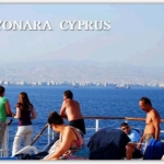 キプロス島を見ながらプールで遊ぶ