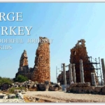 トルコ南部のペルゲ遺跡を見学するこども達