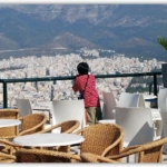 リカヴィストの丘の頂上からアテネ市内の景色を眺めるこどもたち