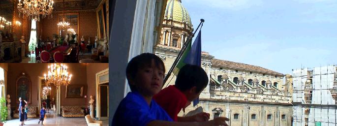市庁舎のバルコニーからプレトーリア広場を眺める子ども達