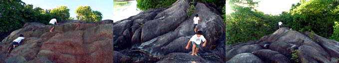岩を登ったりおりたりして遊ぶ子供達

