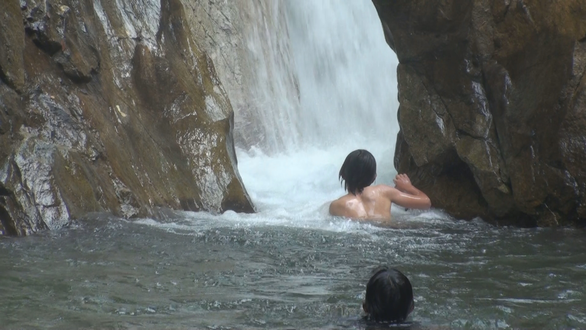 トンパリワット滝で泳ぐ子供たち