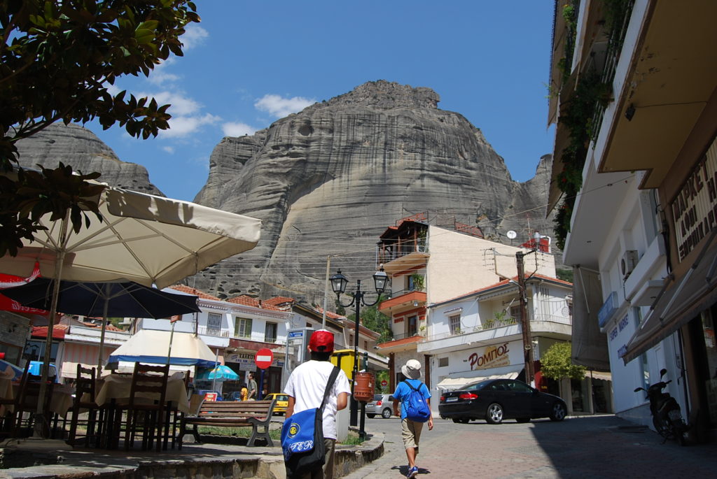 カラバンカ駅前から見上げるメテオラの岩山