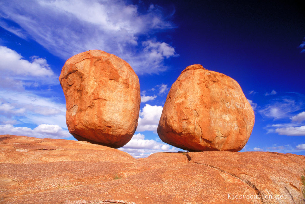 デビルズマーブルの奇妙な2つの岩