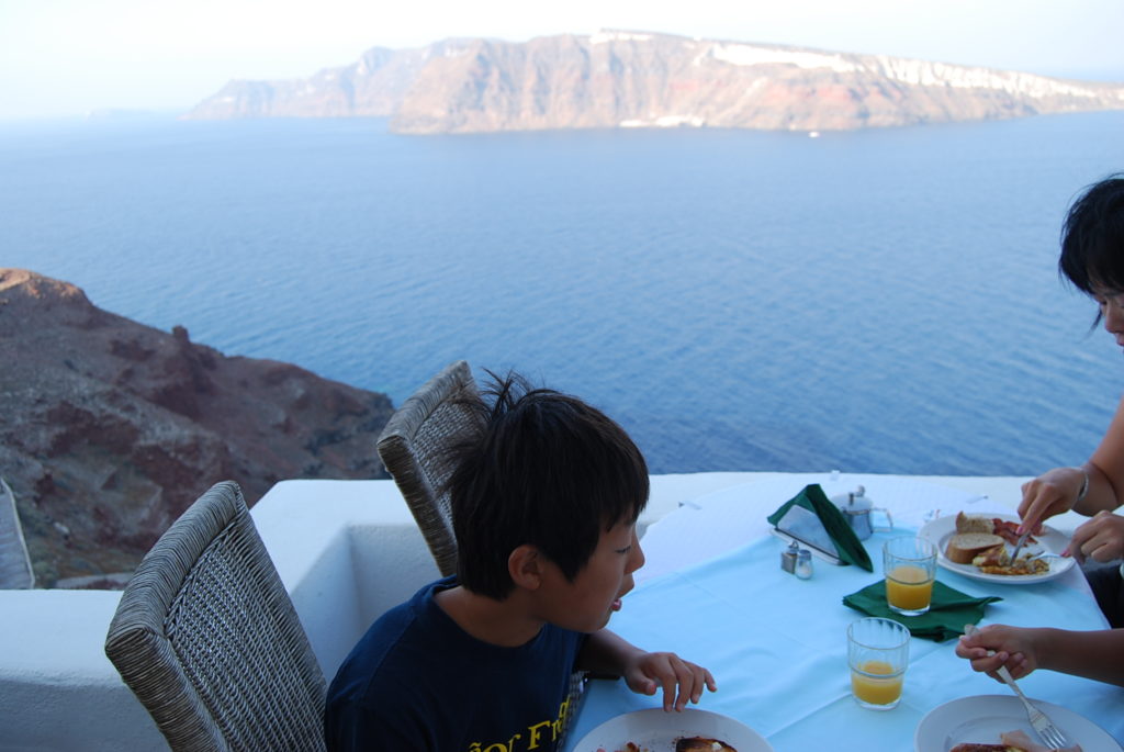サントリーニ島の絶景を見ながら美味しい朝食をいただきます