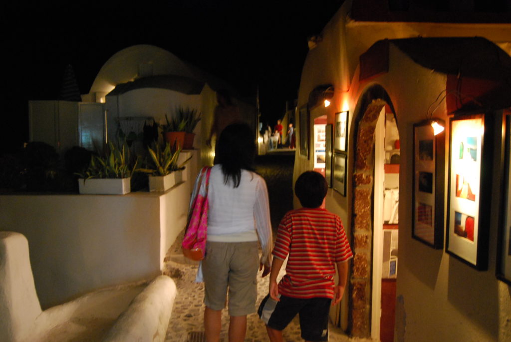 夜のイアを歩くママと子供