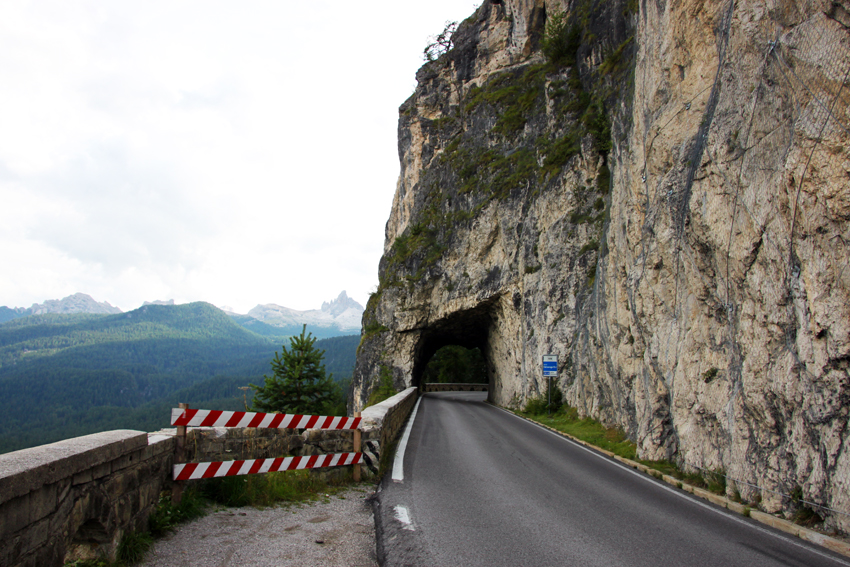 岩壁をくり抜いた狭いトンネル