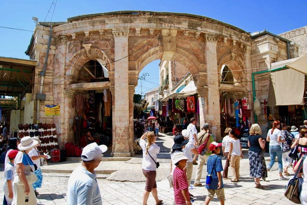 エルサレム旧市街を歩く子供たち