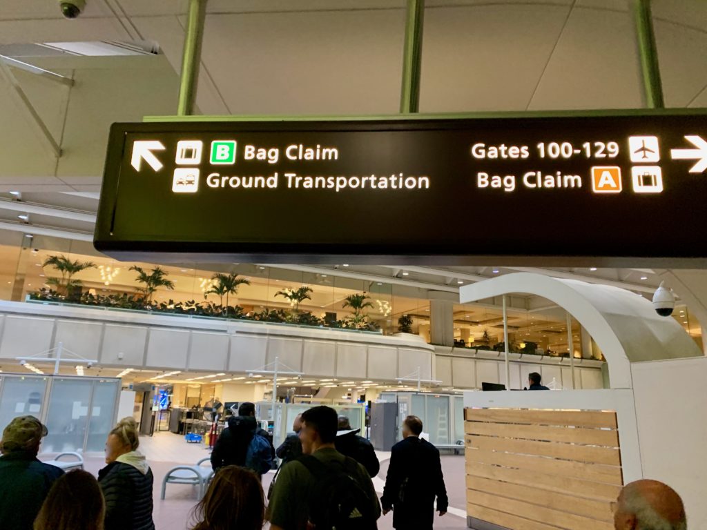メインターミナルの表示に従って進む旅客たち