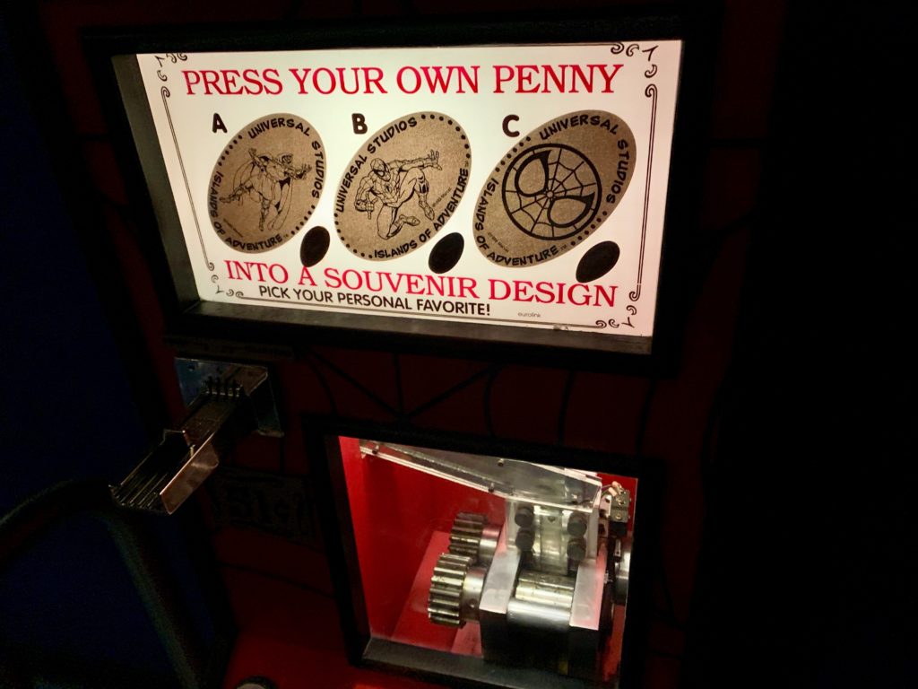 コインにスパイダーマンを刻印するマシン