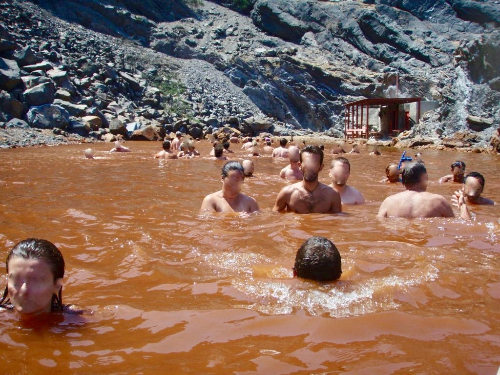 パレアカメニ温泉の茶色のお湯