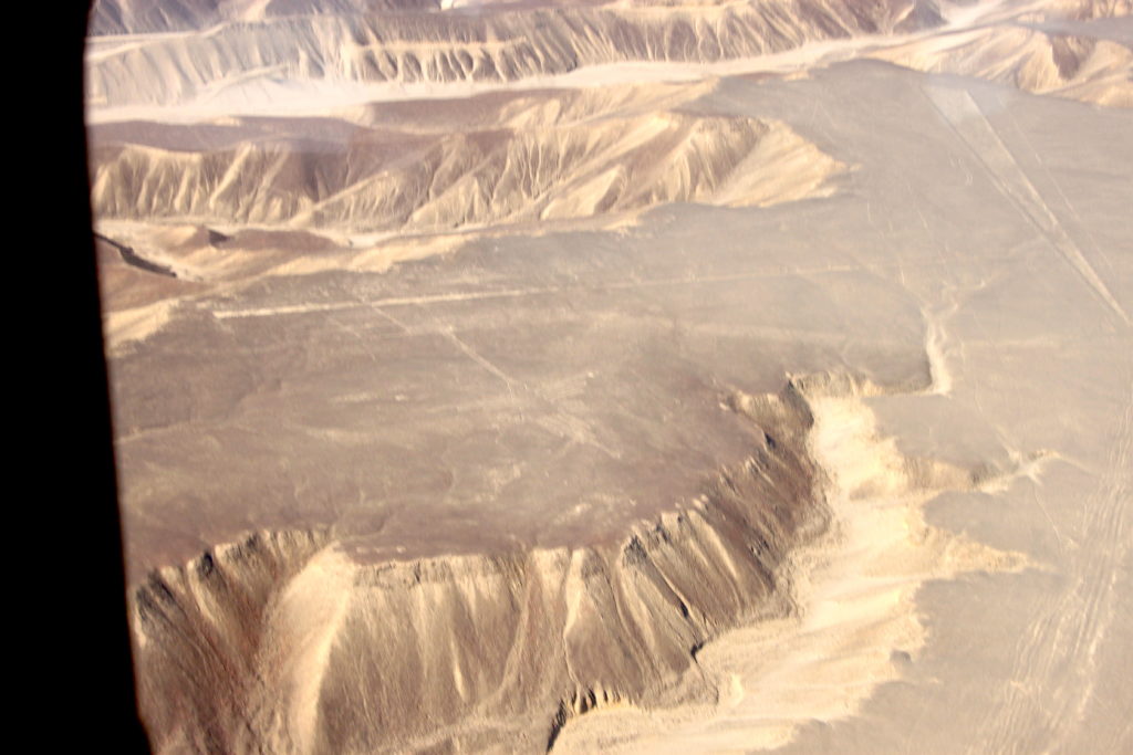 ナスカ平原とハチドリの地上絵