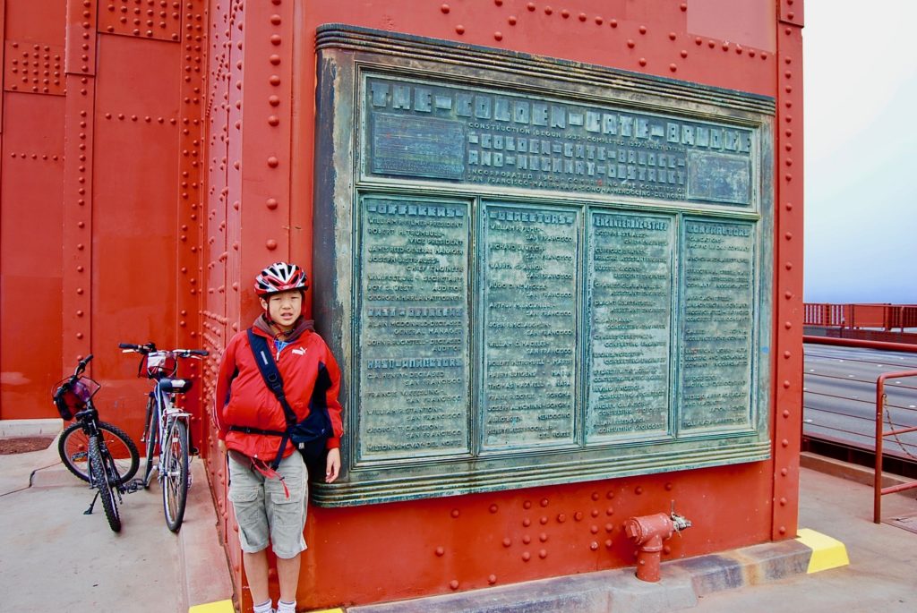 橋桁に埋め込まれた記念の銅板