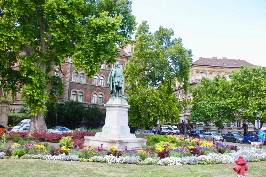 ゴダーイ円形広場の花壇と銅像