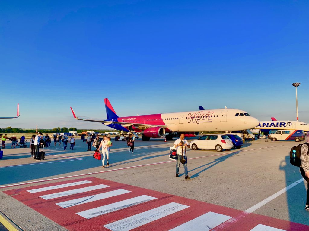 格安航空会社ヴィズエアーの機体から降りてブダペスト空港の滑走路を歩く旅客たち