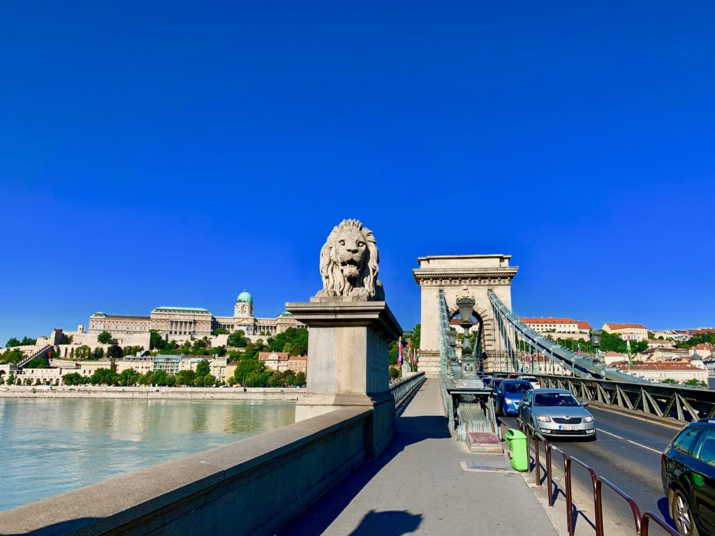 鎖橋のライオン像