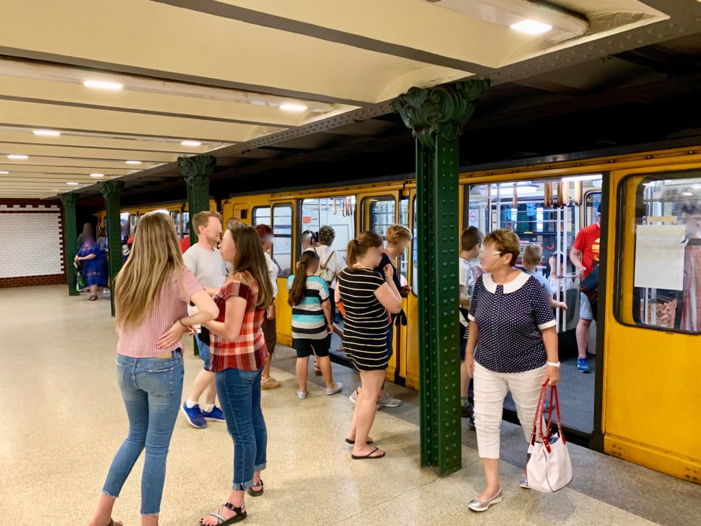 ブダペストの地下鉄に乗り降りする乗客たち