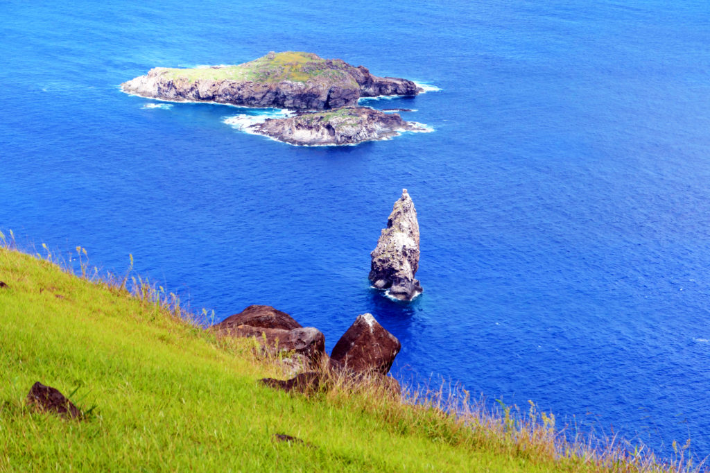 オロンゴ岬の沖に浮かぶ3つの岩島