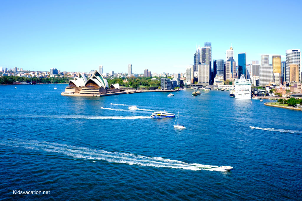 シドニー湾を航行するボートとオペラハウス