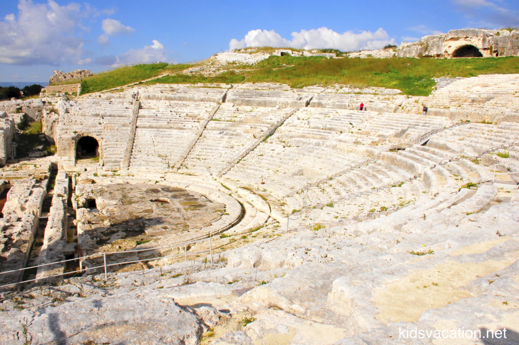 ネアポリ考古学公園にある古代ギリシャ劇場遺跡