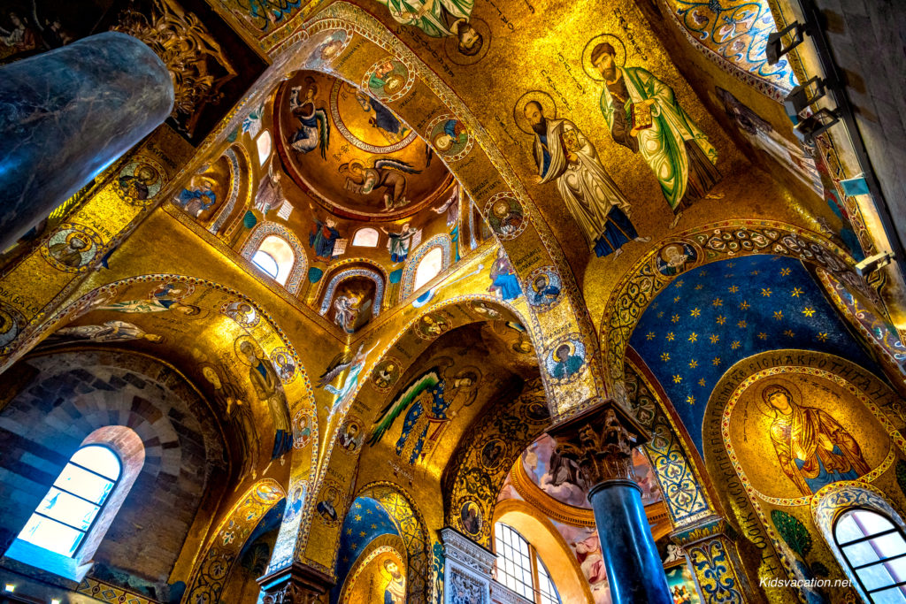 金色に輝くマルトラーナ教会内部のモザイク