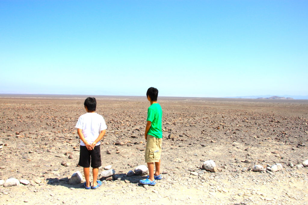 ナスカ平原を眺める子ども達