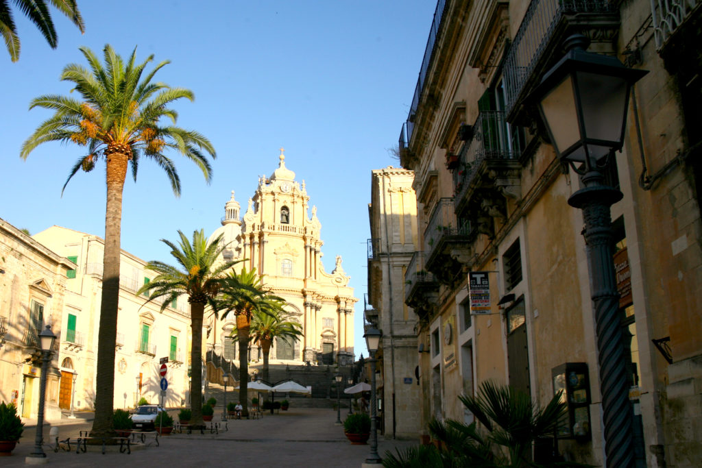サン・ジョルジョ大聖堂と広場に並ぶ椰子の木