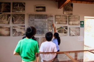 博物館の展示物を見学する子供達