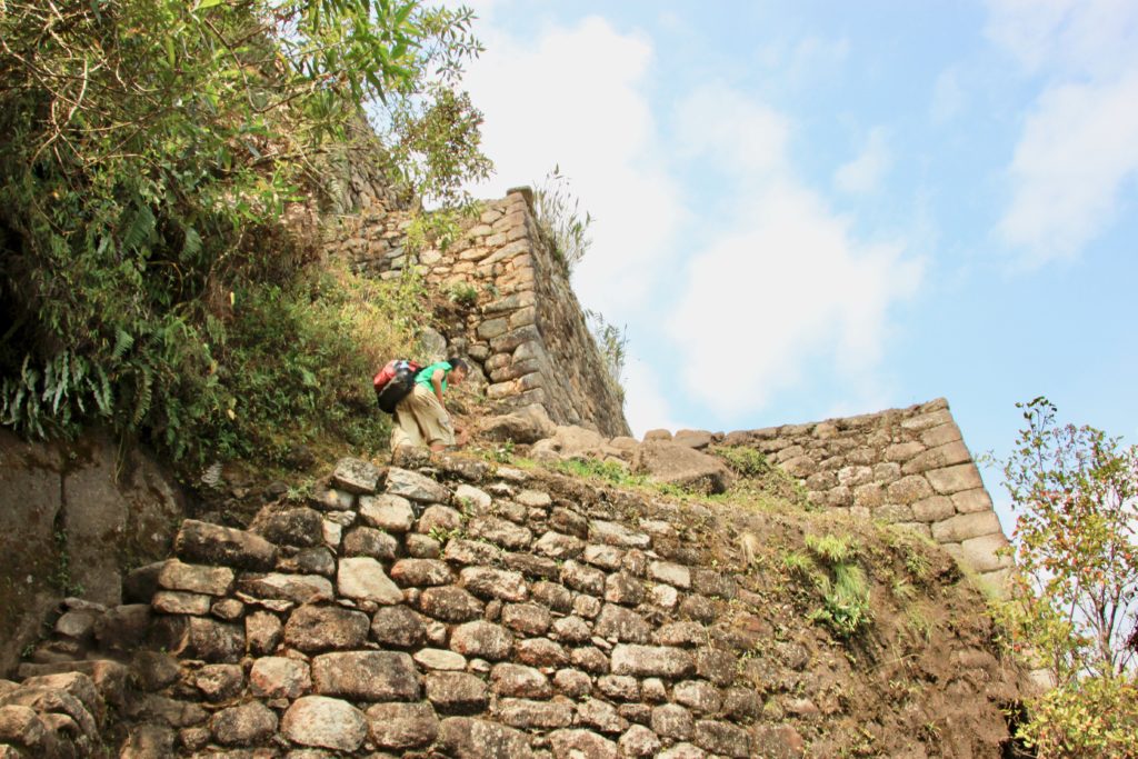 ワイナピチュ遺跡の石積みの階段を登る長男