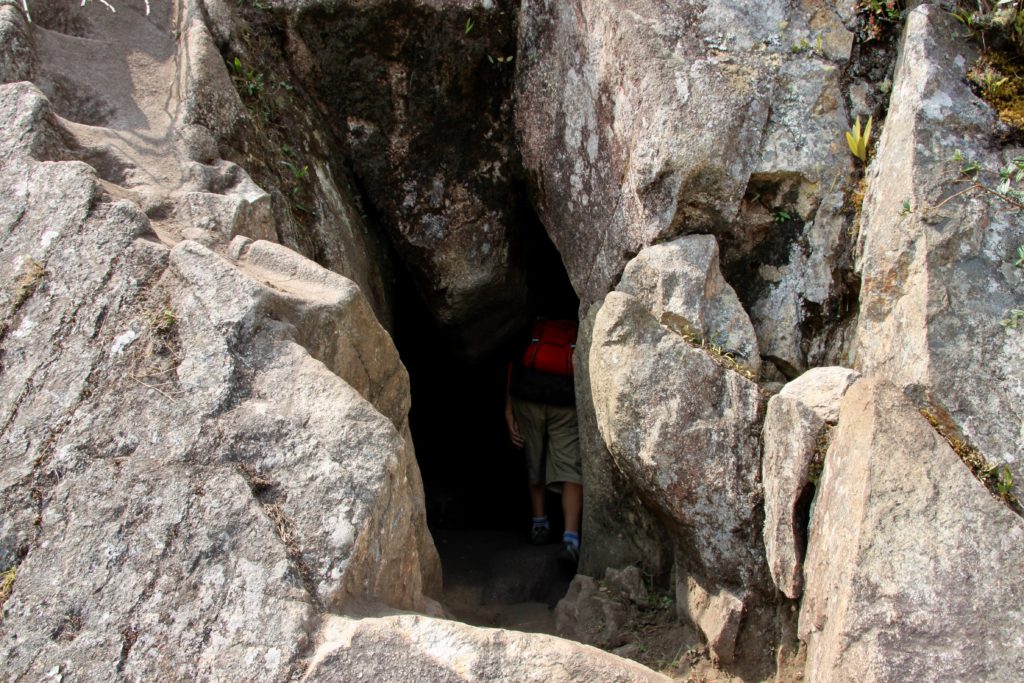 洞窟に入る。子供の身長くらいの高さ、幅は60cmくらいの洞窟の入り口。中は真っ暗。