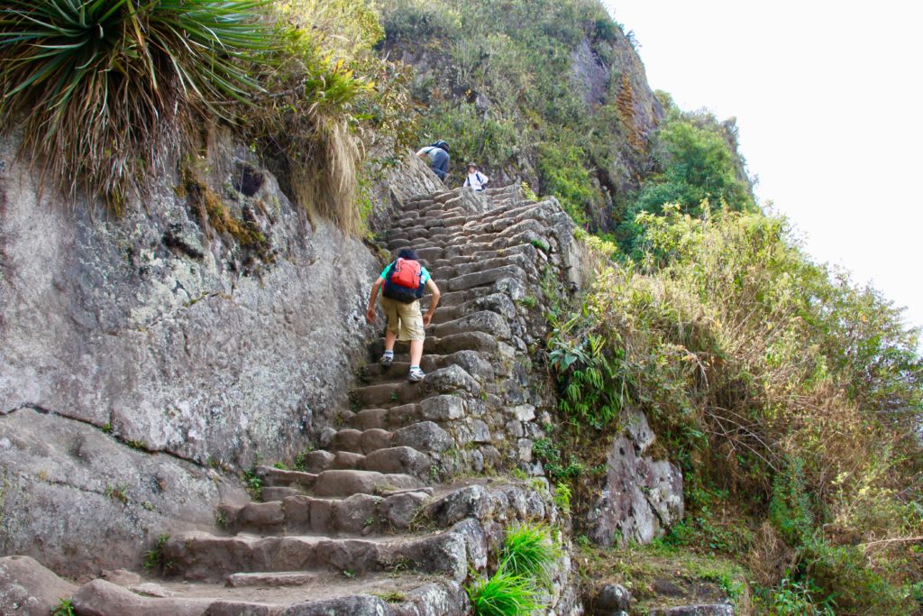 ワイナピチュ遺跡の階段を登る