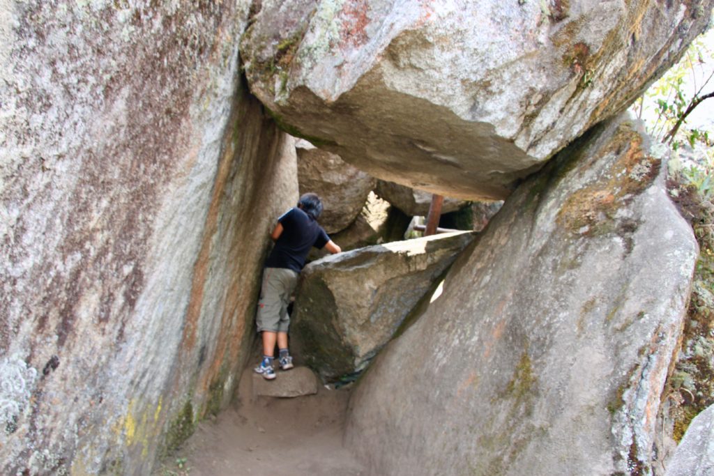 頂上手前にある2つ目の洞窟を体をよじって通る次男