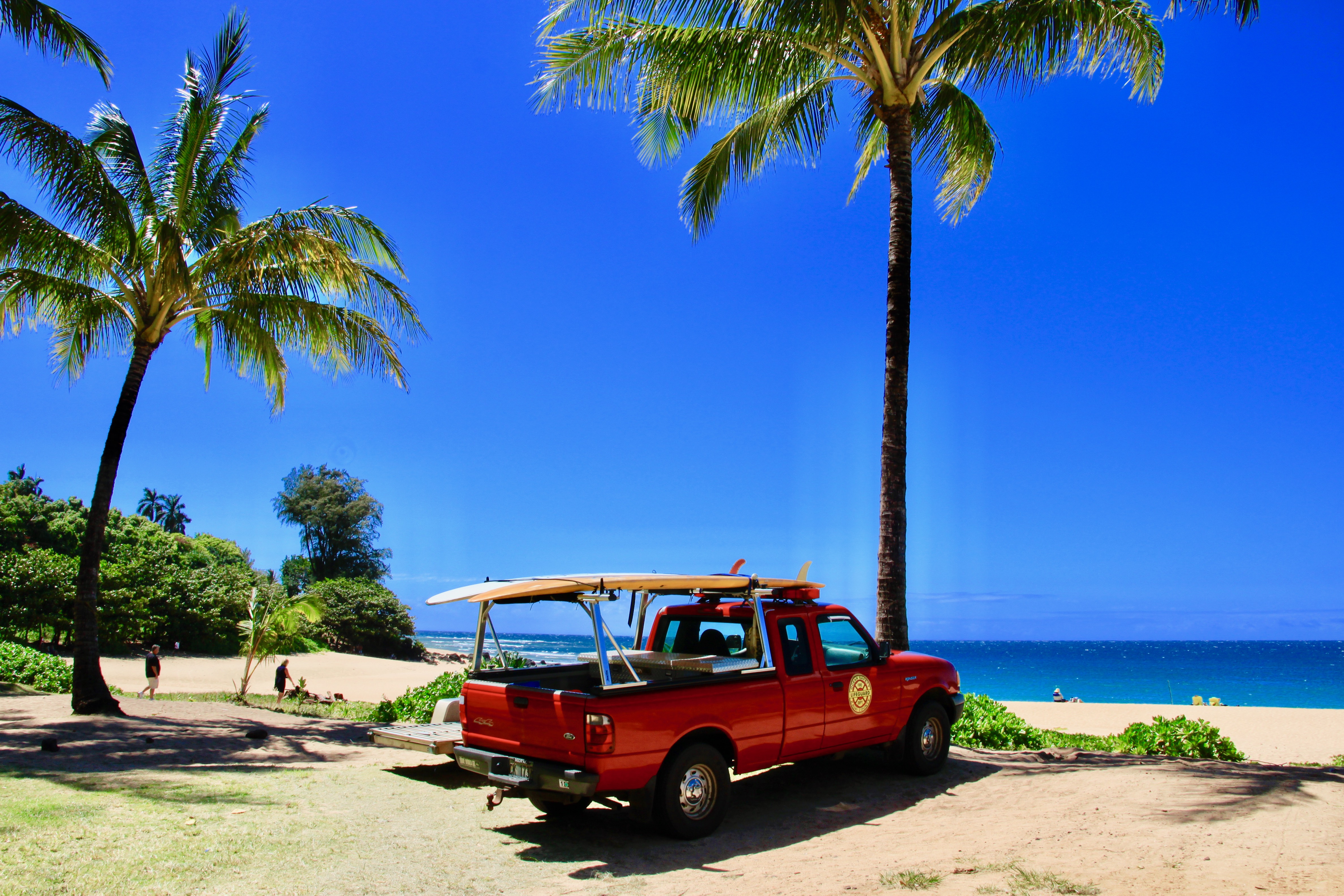 ハエナビーチの止まっている赤いピックアップワゴン