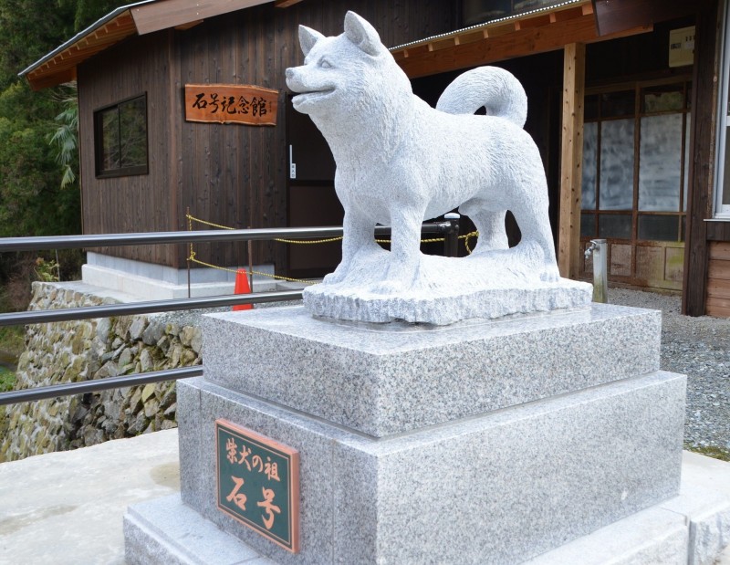 益田市美都町板井川の石号記念館前に立つ石号の石像