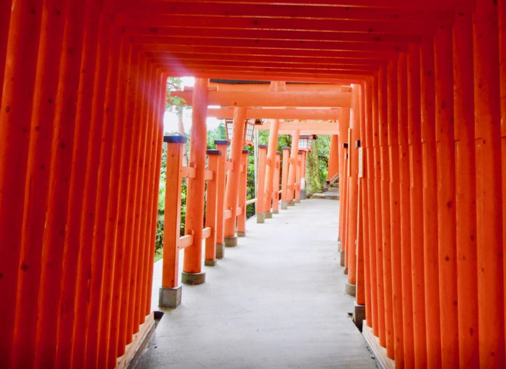 太皷谷稲成神社の赤い鳥居の階段