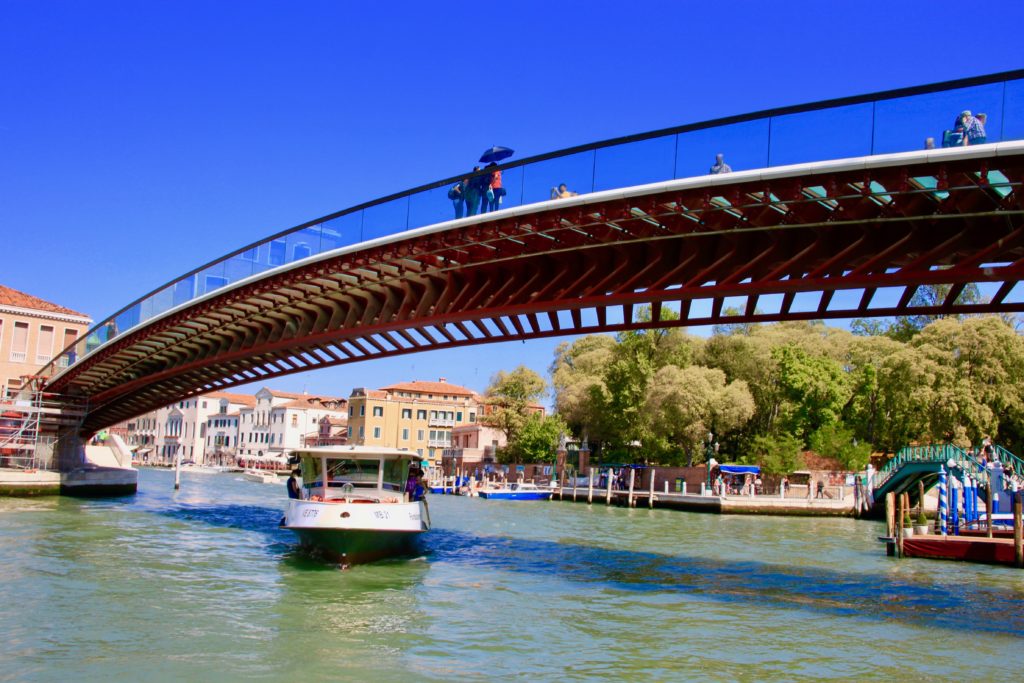コスティトゥツィオーネ橋をくぐって大運河方面からやって来たヴァポレット