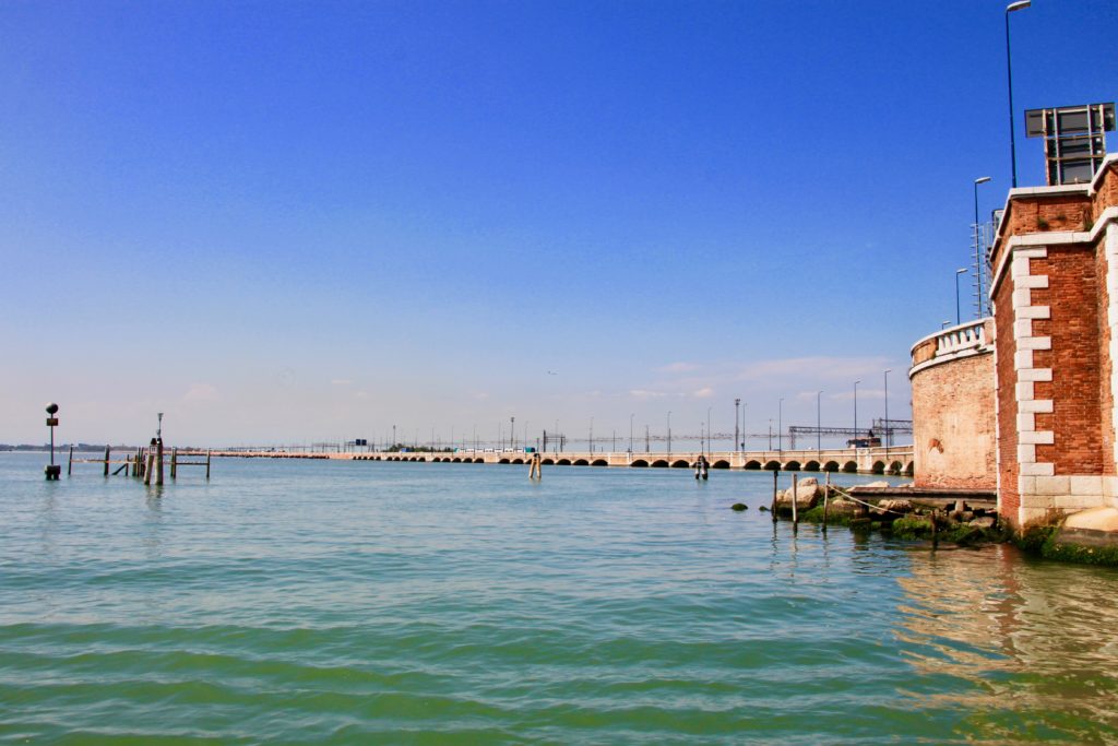 イタリア本土とベネチア島をつなぐリベルタ橋