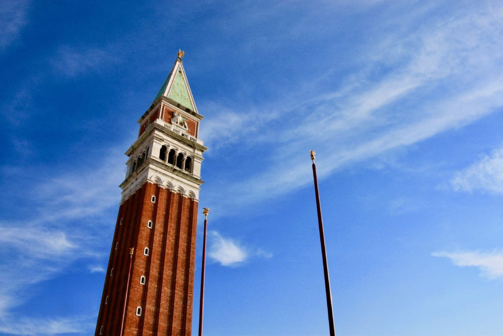 青空に映えるベネチア鐘楼