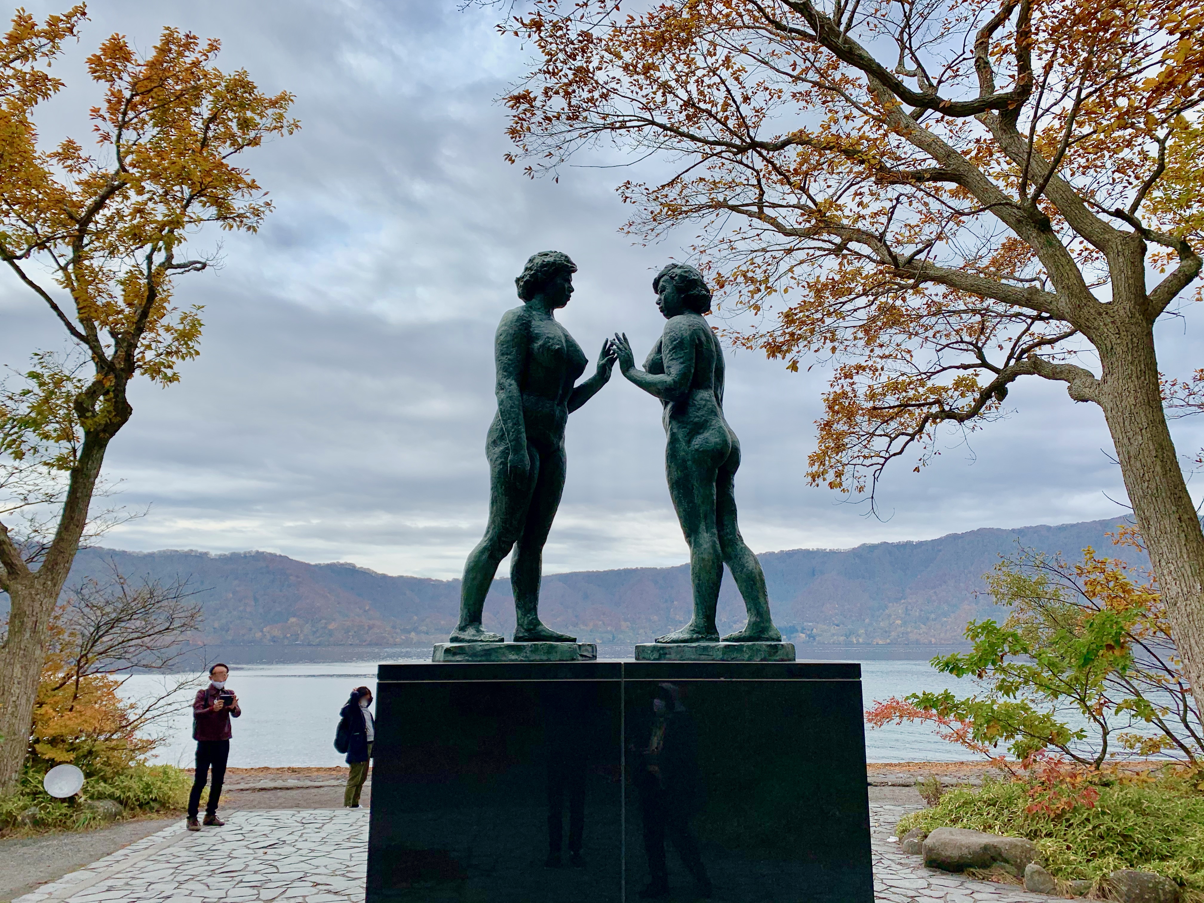 十和田湖畔に立つ乙女の像