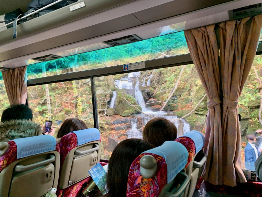 観光バスから見る姉妹の滝