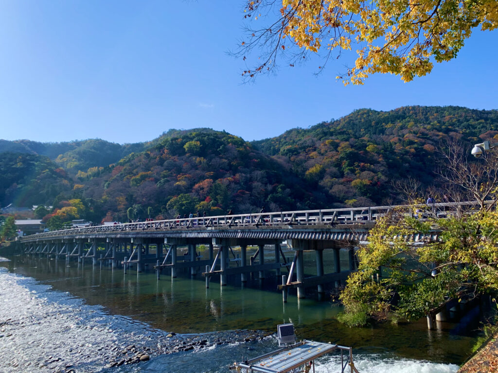 渡月橋と桂川と紅葉の嵐山