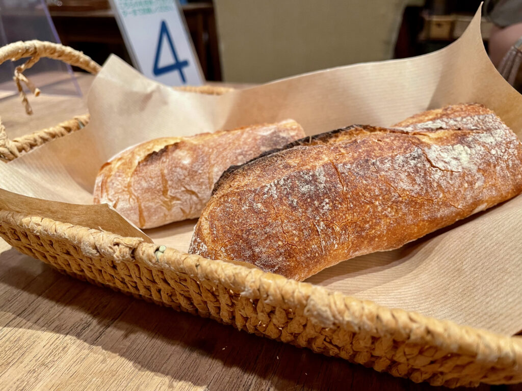 カゴに盛られたブランジェリーコムシノワの焼き立てフランスパン
