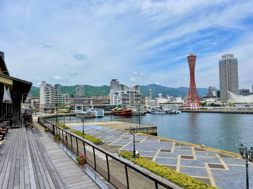 ハーバーランドから見る神戸ポートタワーと港の風景