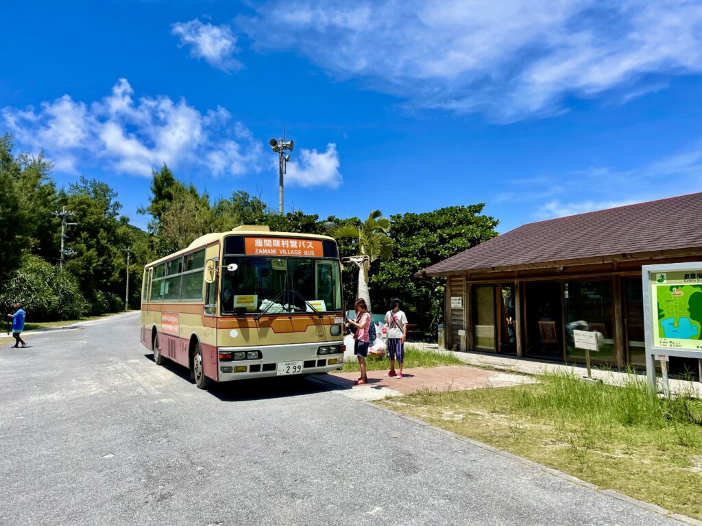 古座間味ビーチに到着した村営バス