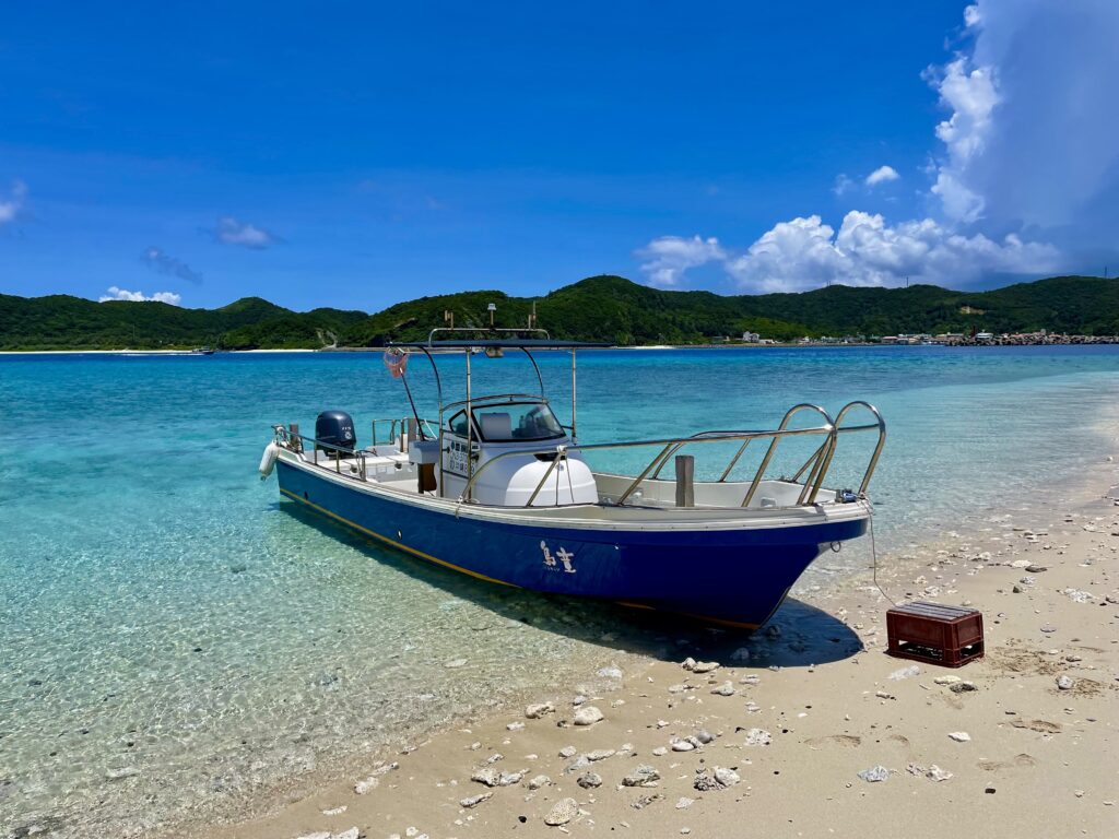 安慶名敷島のビーチに上陸した無人島渡しのボート