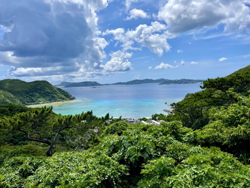 村道阿波連線分岐点には見晴らしのいい平らな場所があって渡嘉志久ビーチや安室島など慶良間諸島の絶景を眺められます。