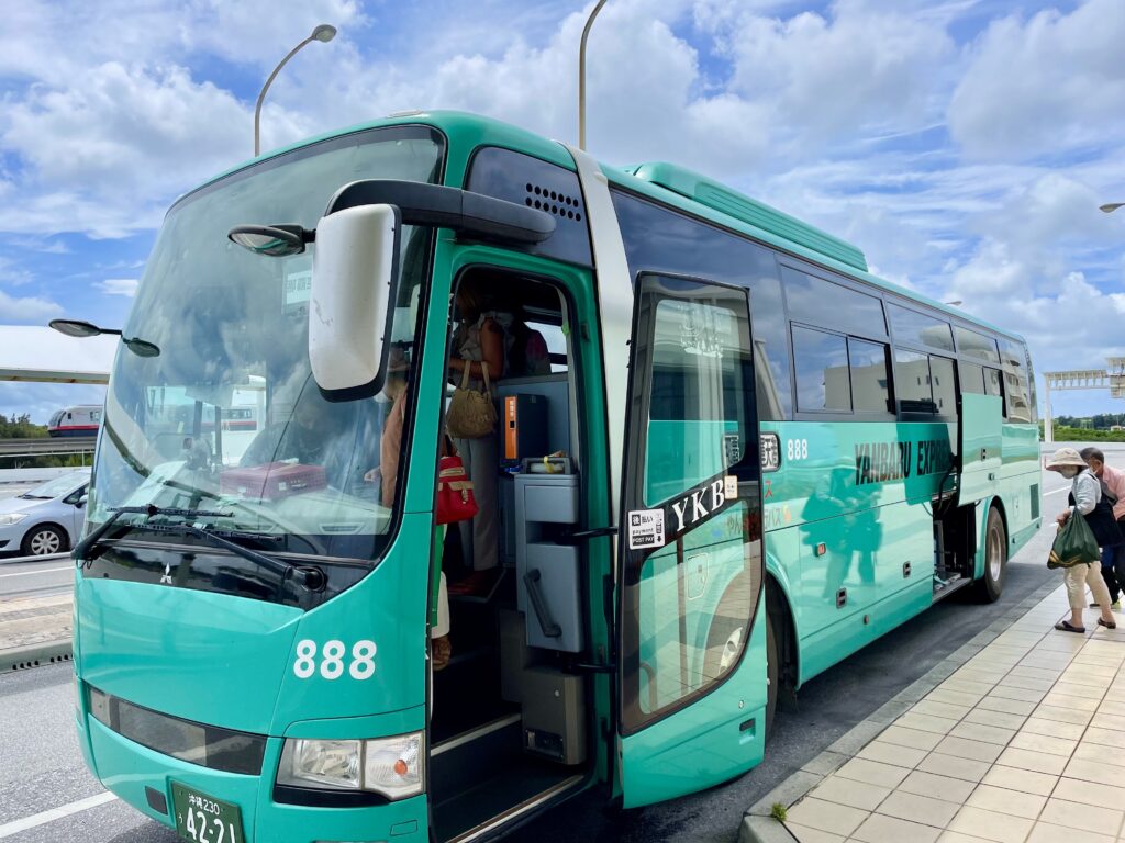那覇空港に停車したバス