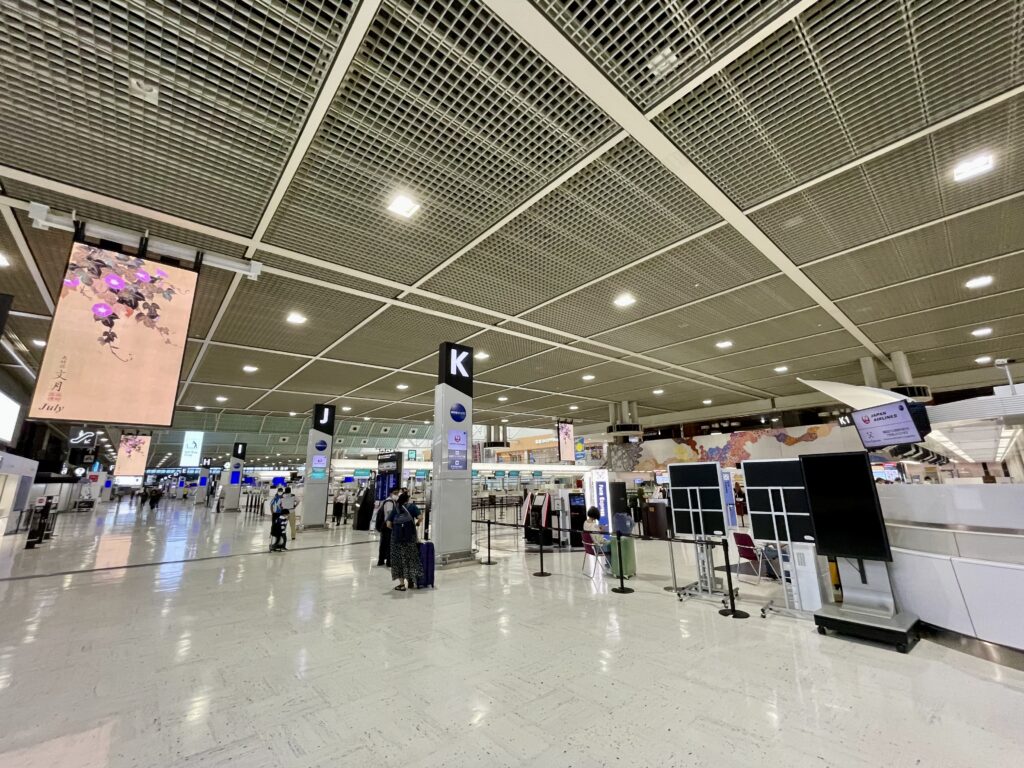 成田航空第2ターミナルの出発フロア