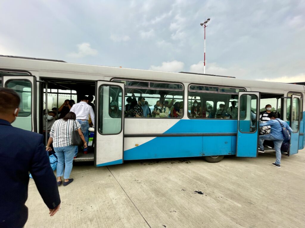 コロンボ国際空港のバス